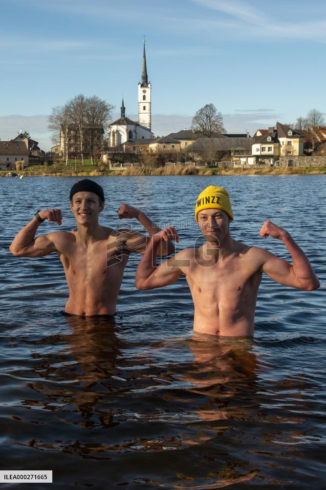 Winter swimmers, cold water, Dam Lipno near Frymburk