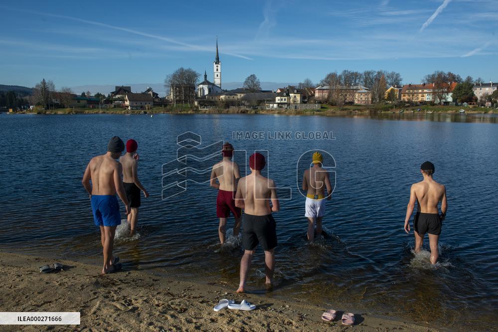 Winter swimmers, cold water, Dam Lipno near Frymburk
