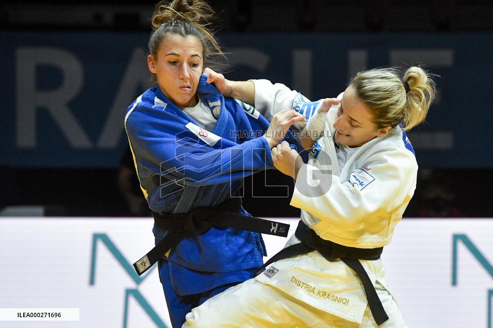 Distria Krasniqi, Melanie Clement