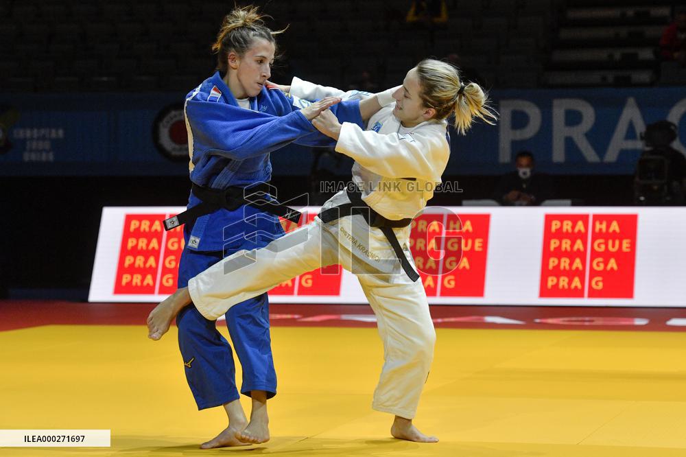 Distria Krasniqi, Melanie Clement