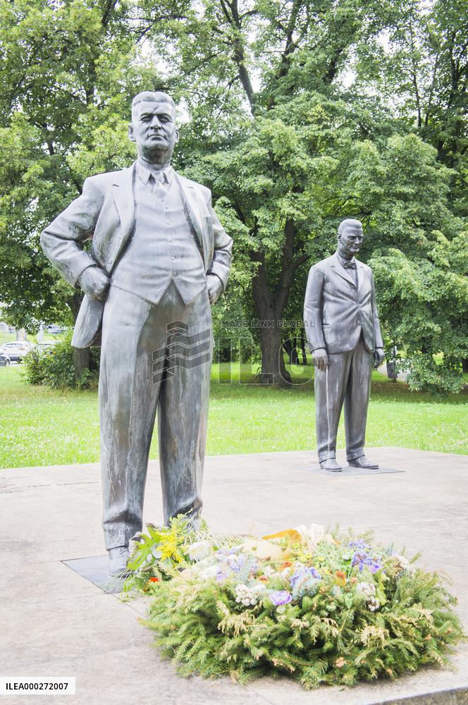 The Statues of Tomas and Jan Antonin Bata, monument, memorial, Zlin
