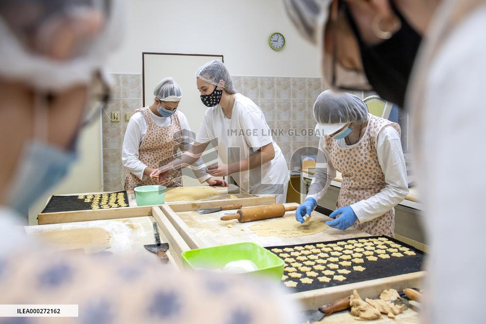 Secondary school of gastronomy, Nova Paka, confectioner, baker, Christmas Cookies, students, student, class, teacher, face mask, state of emergency Czech Republic