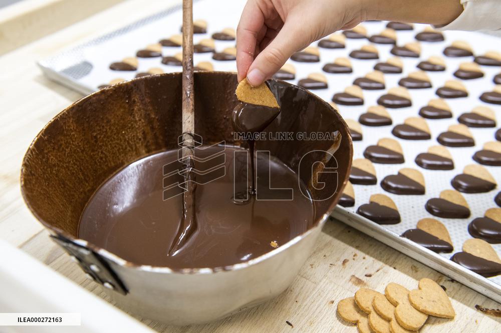 Secondary school of gastronomy, Nova Paka, confectioner, baker, Christmas Cookies, students, student, class, teacher, face mask, state of emergency Czech Republic