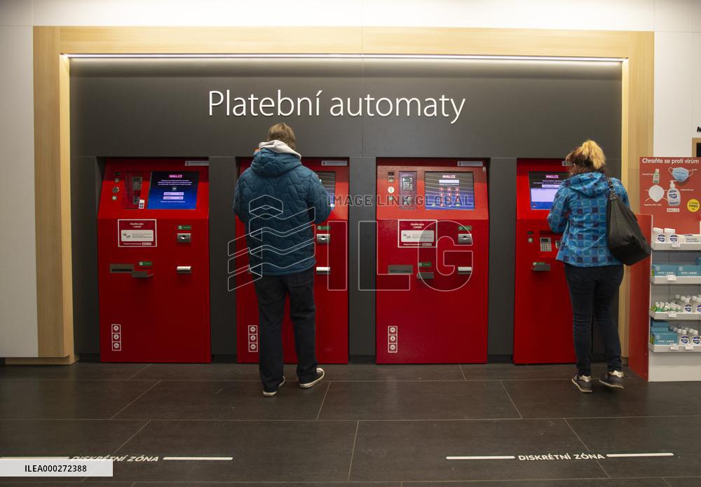 Customer, MALL.CZ, shop, Prague, online shopping, payment, ATM