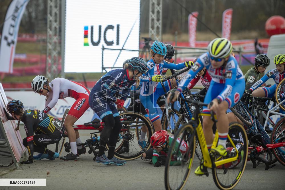 fall of several competitors after the start of the cyclo-cross World Cup event