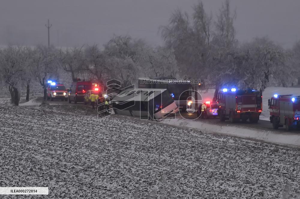 children injured in bus collision near Jihlava