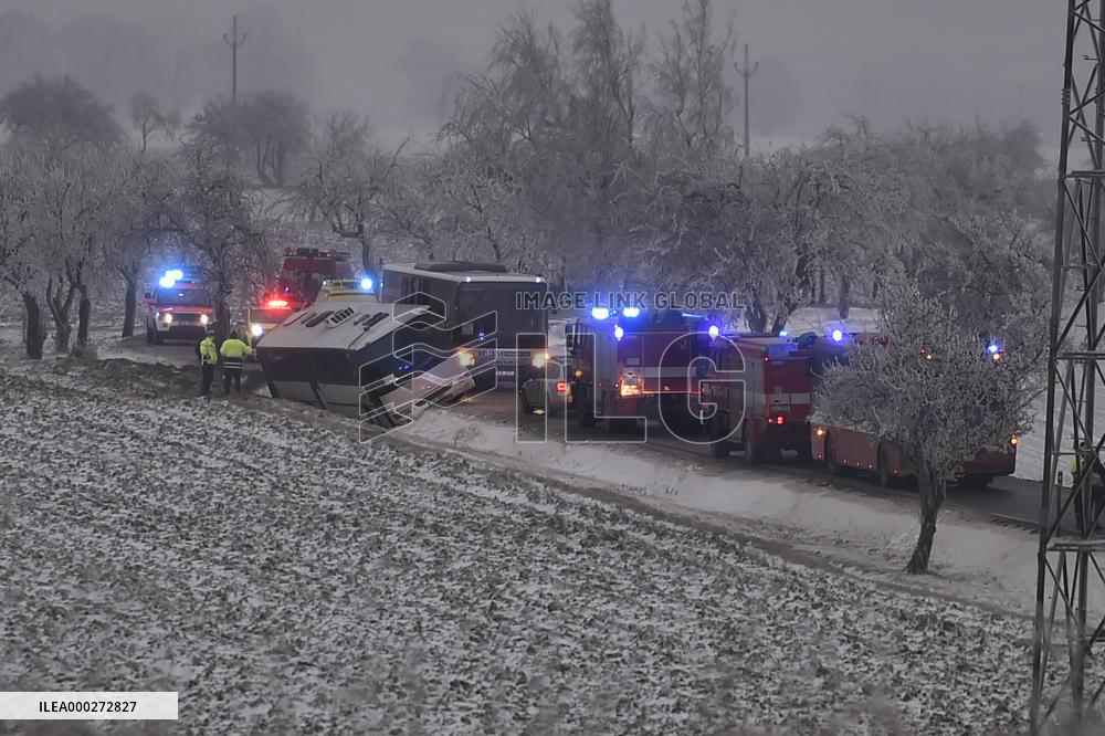 children injured in bus collision near Jihlava