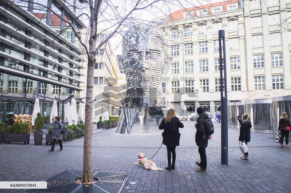 A giant movable bust of Franz Kafka by David Cerny