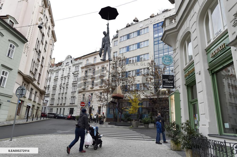 Slight Uncertainty - exterior, outdoor statue by Michal Trpak