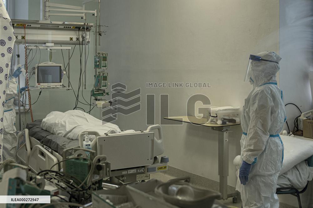 Liberec Hospital, department of anesthesiology and resuscitation for patients with COVID-19 disease, medical staff, protective clothing, suit, healthcare professionals, breathing mask, filter