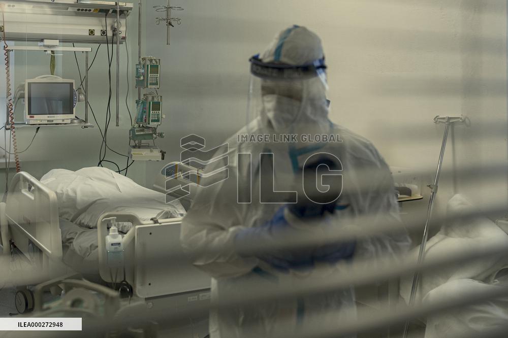 Liberec Hospital, department of anesthesiology and resuscitation for patients with COVID-19 disease, medical staff, protective clothing, suit, healthcare professionals, breathing mask, filter