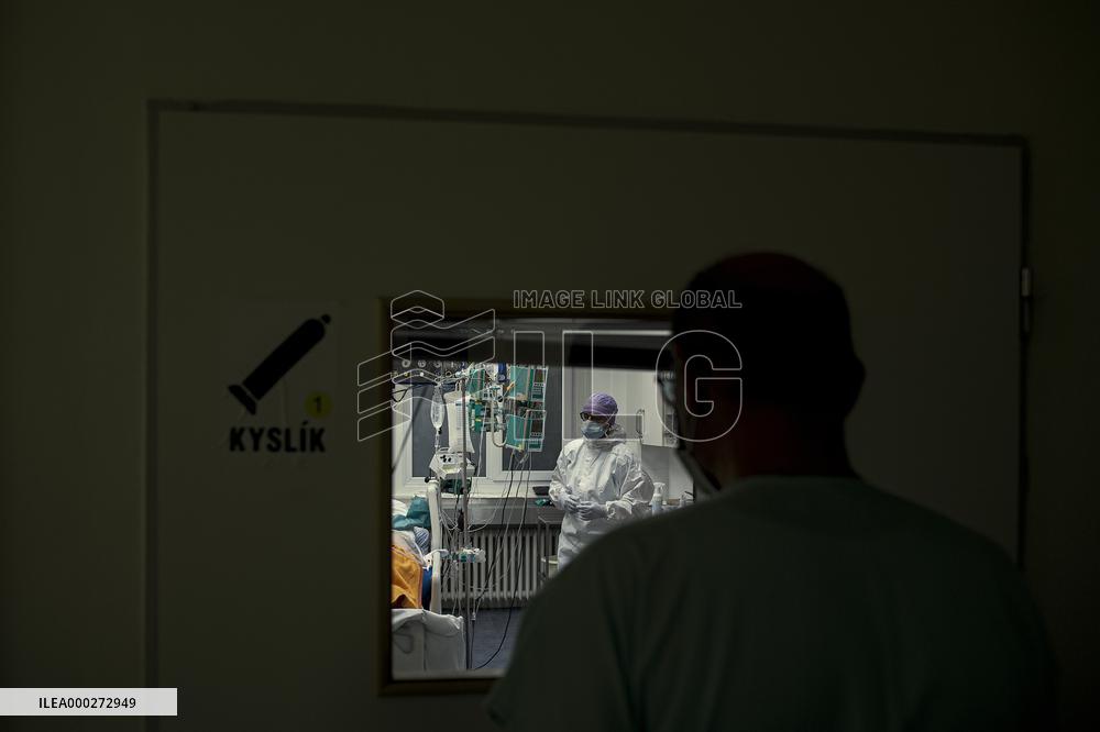 Liberec Hospital, department of anesthesiology and resuscitation for patients with COVID-19 disease, medical staff, protective clothing, suit, healthcare professionals, breathing mask, filter