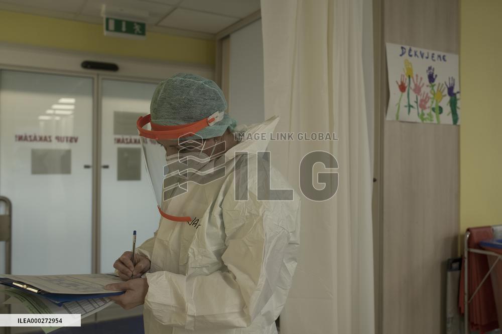 Liberec Hospital, department of anesthesiology and resuscitation for patients with COVID-19 disease, medical staff, protective clothing, suit, healthcare professionals, breathing mask, filter