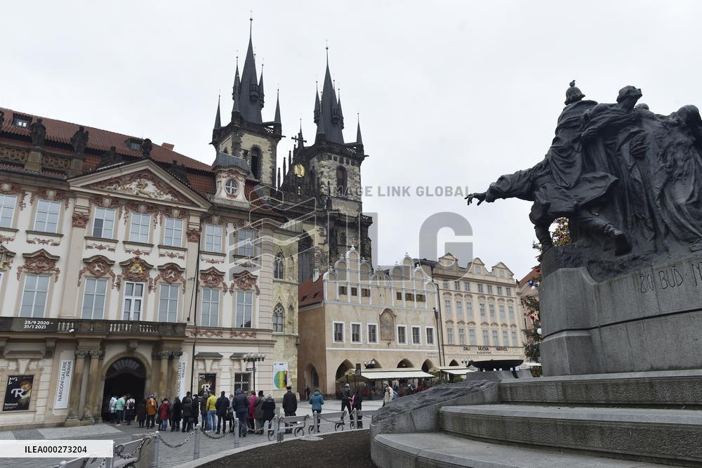 People stand queue for the exhibition Rembrandt: Portrait of a Man