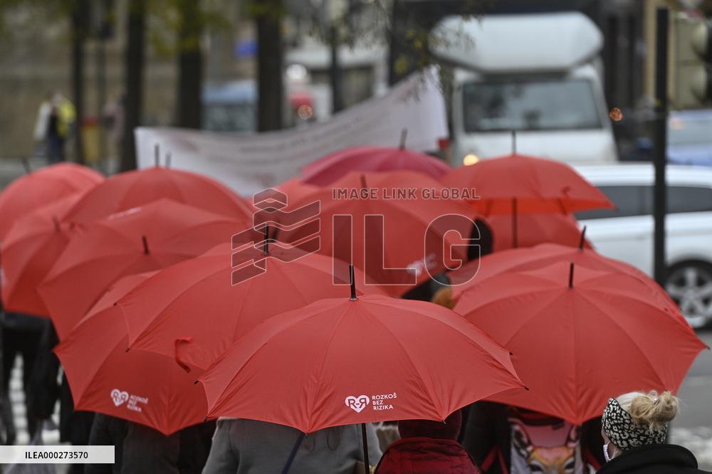 March with red umbrellas