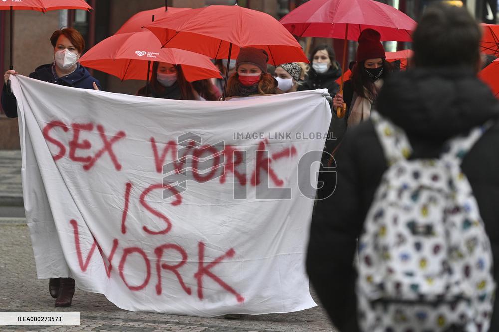 March with red umbrellas