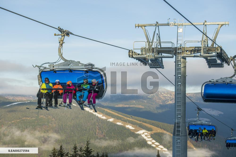 Skiareal Svaty Petr, Spindleruv Mlyn, Czech Republic, skiers, chairlift