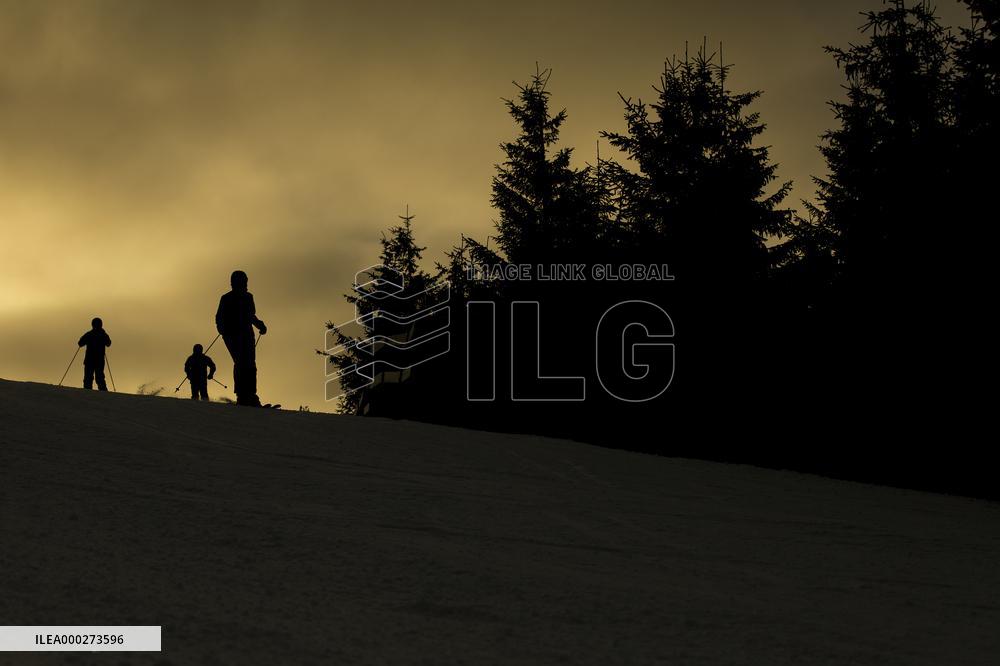 Skiareal Svaty Petr, Spindleruv Mlyn, Czech Republic, skiers, skiing, slope