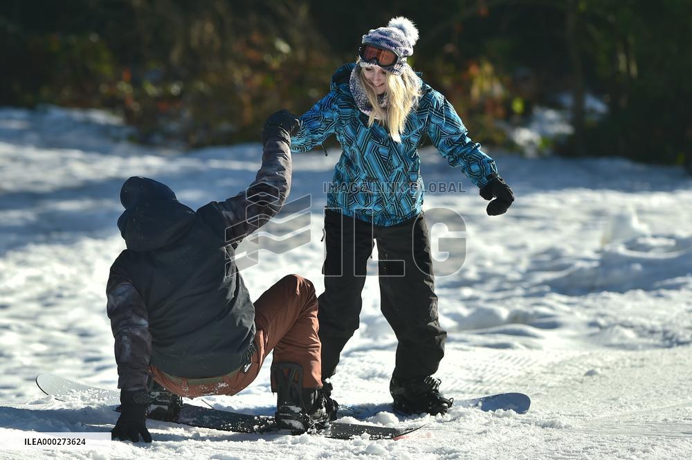 Skiareal Lipno, Bohemian Forest, Sumava, Czech Republic, snowboarders, beautiful weather, sun