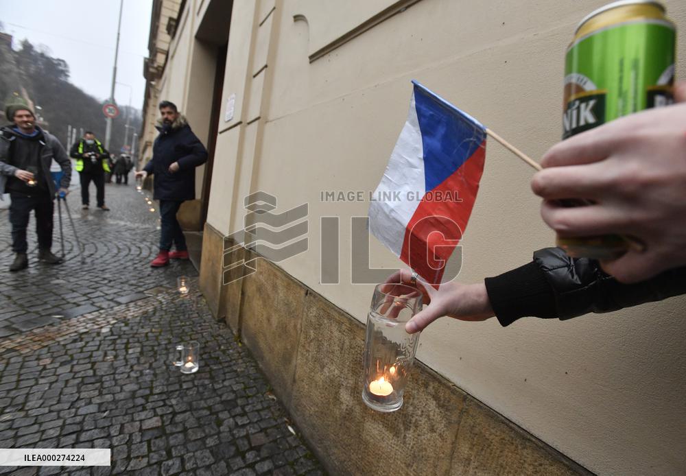Light chain created in Prague in protest against anti-COVID rules
