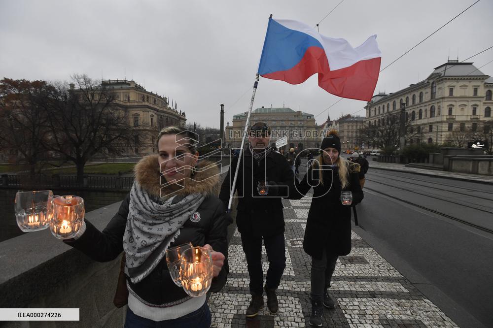 Light chain created in Prague in protest against anti-COVID rules