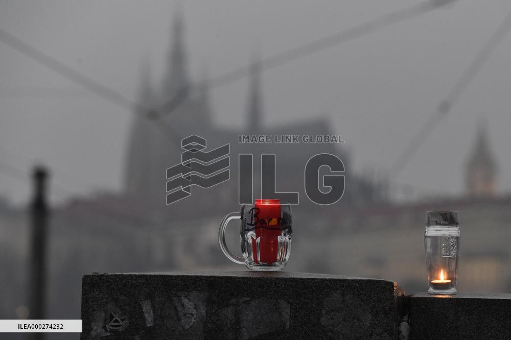 Light chain created in Prague in protest against anti-COVID rules