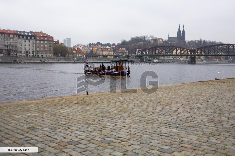 Prague, city, town, building, river, Vltava, ships, ferry Vysehrad, tourists, mask