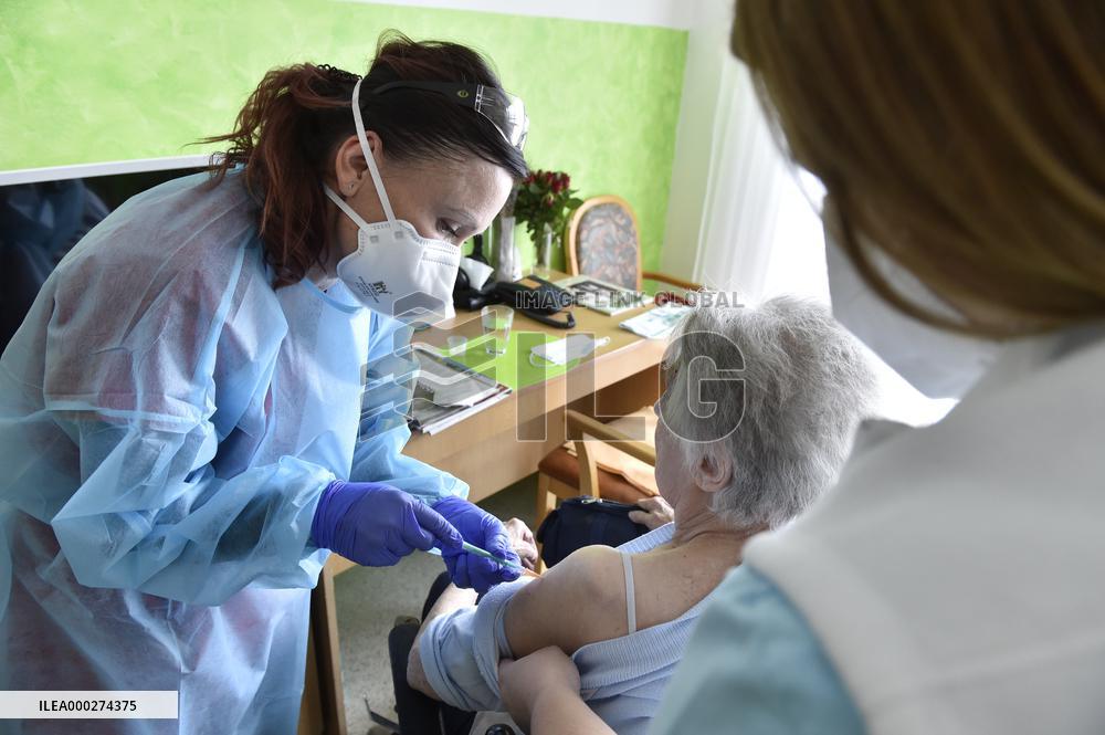 Vaccination against coronavirus, Czech Republic, senior