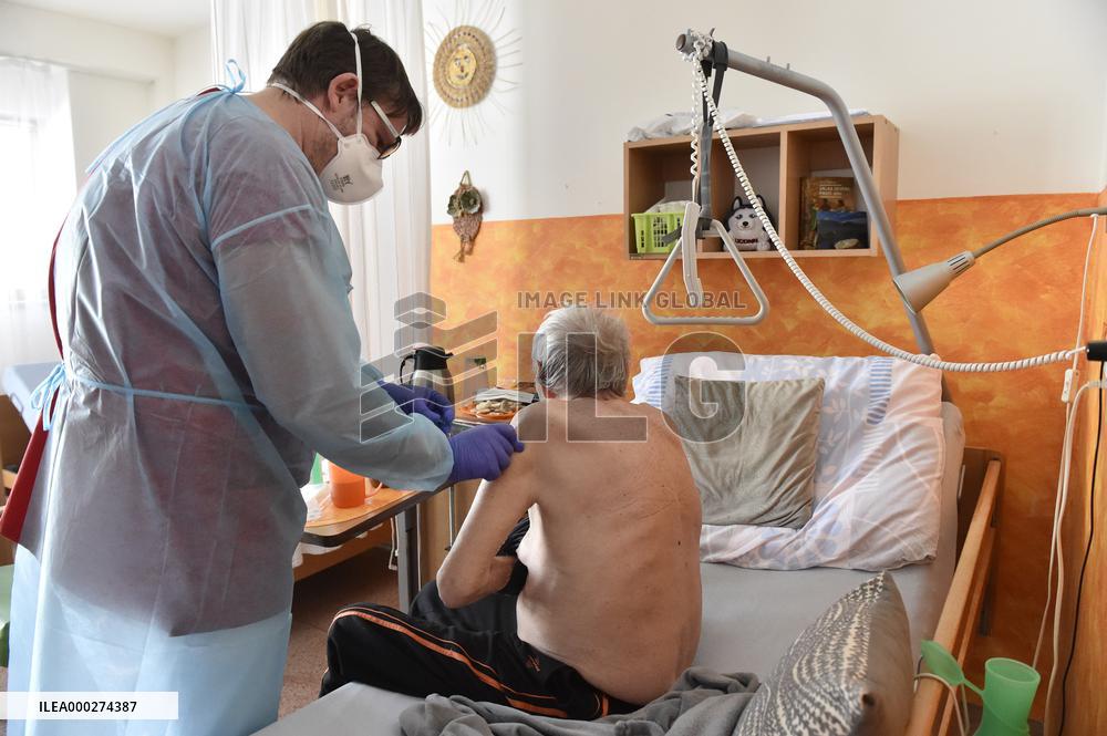 Vaccination against coronavirus, Czech Republic, senior