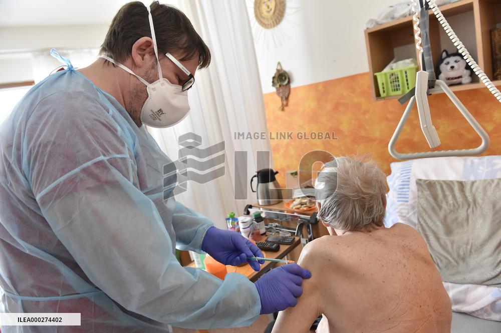 Vaccination against coronavirus, Czech Republic, senior