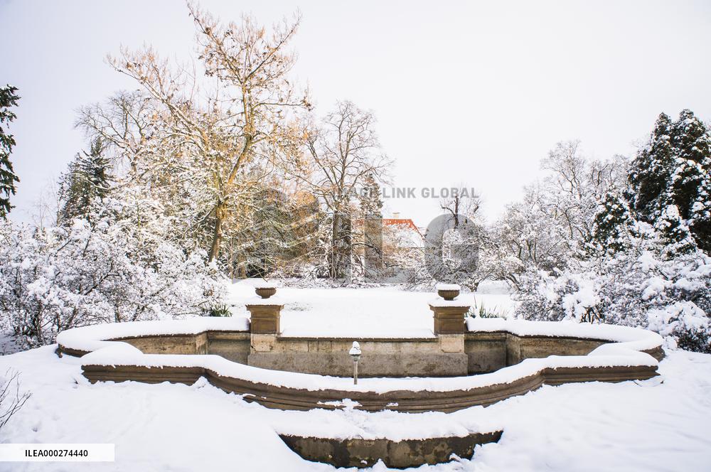 Pruhonice Castle courtyard, park, winter, snow