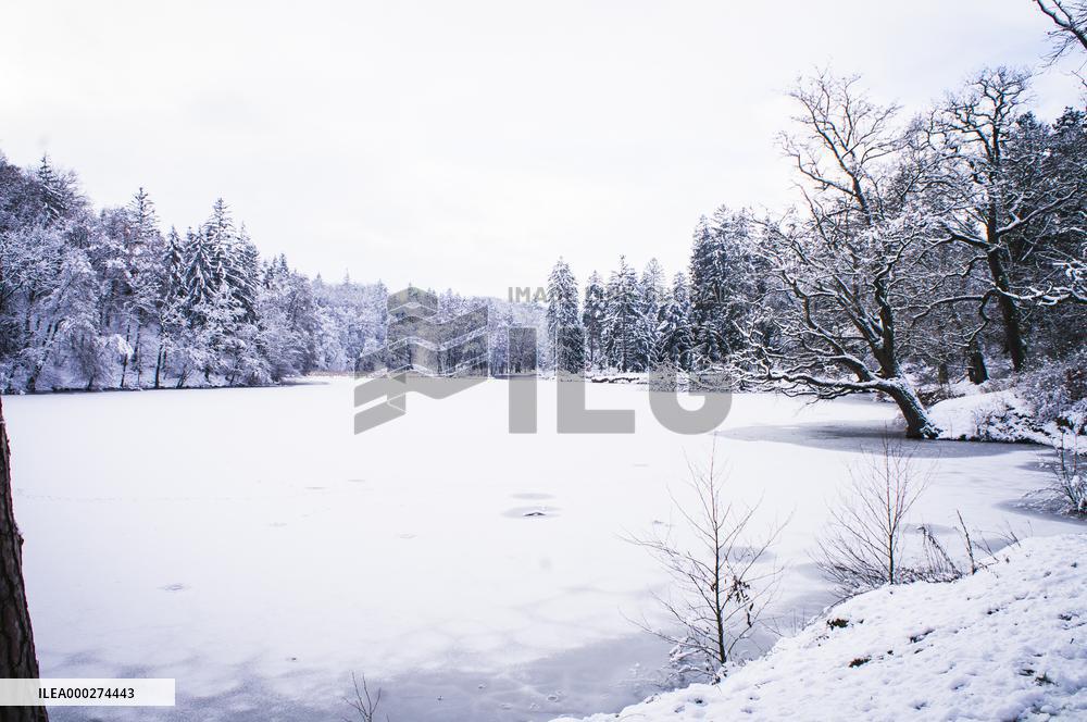 Pruhonice Park, Labeska pond, ice, winter, snow