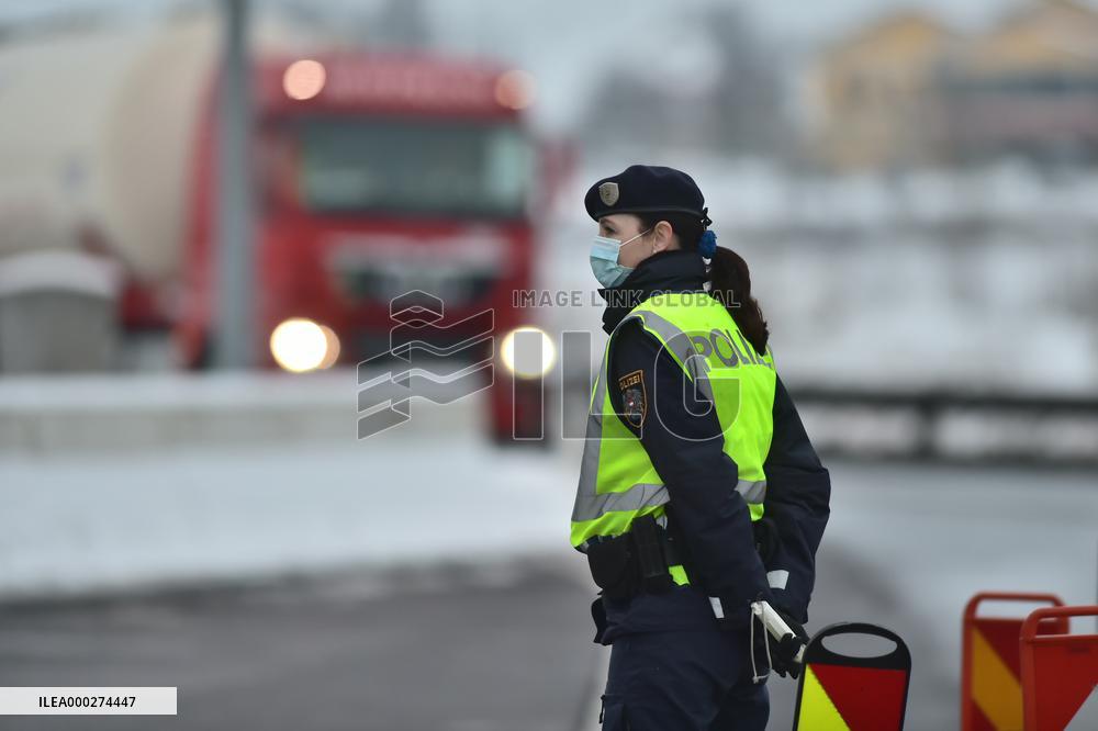 Dolni Dvoriste border crossing, border control