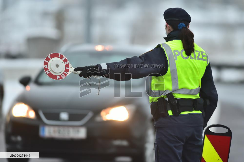 Dolni Dvoriste border crossing, border control