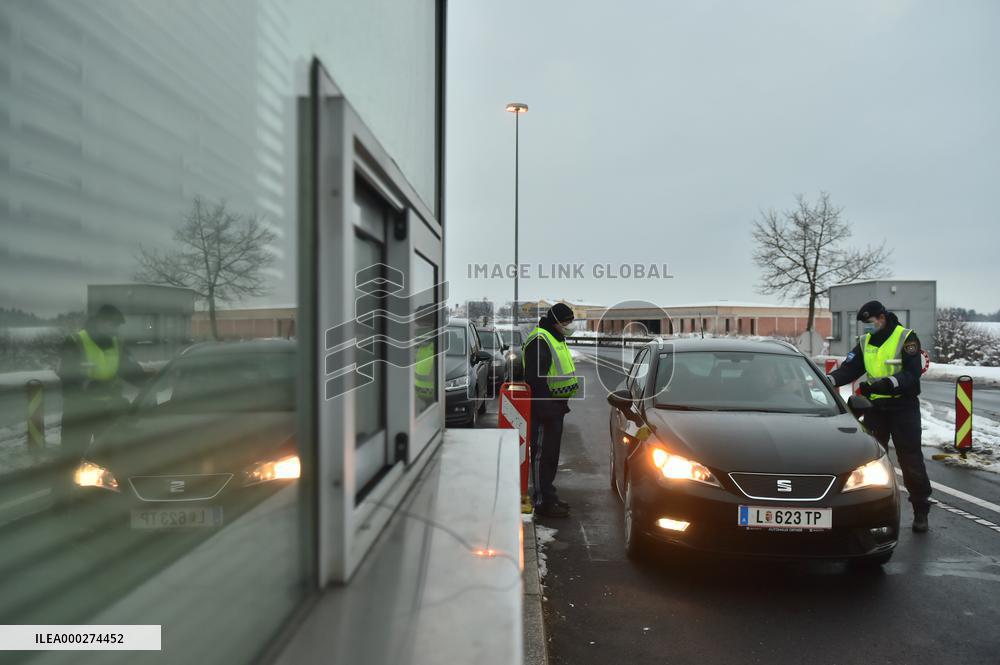 Dolni Dvoriste border crossing, border control