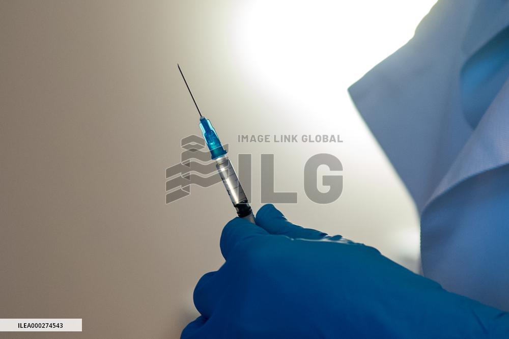 Vaccination against coronavirus, Czech Republic, syringe