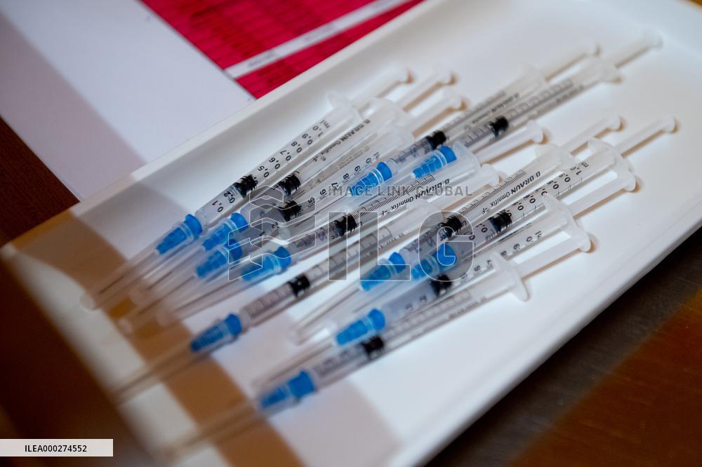 Vaccination against coronavirus, Czech Republic, syringe