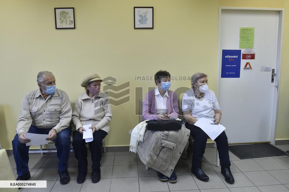 Vaccination of people aged over 80 against coronavirus