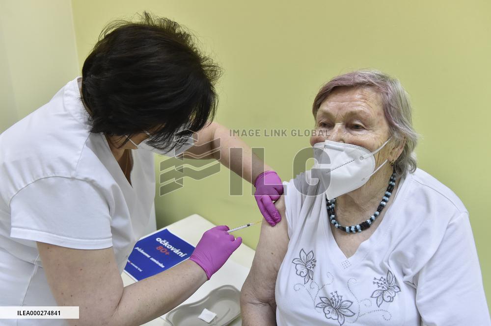 Vaccination of people aged over 80 against coronavirus