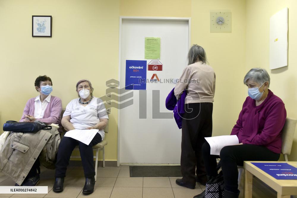 Vaccination of people aged over 80 against coronavirus