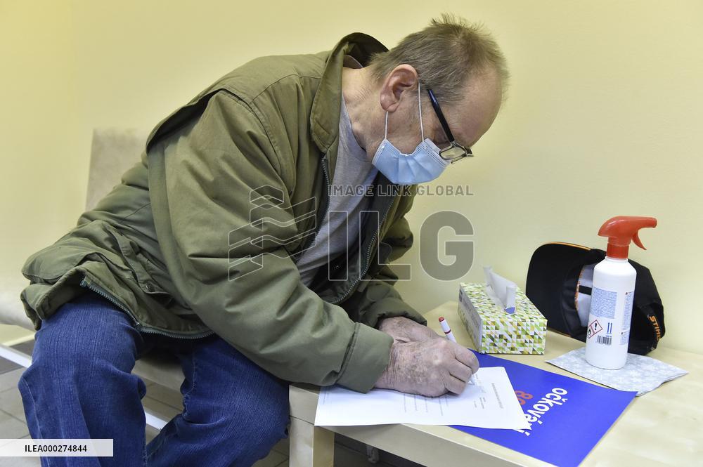 Vaccination of people aged over 80 against coronavirus