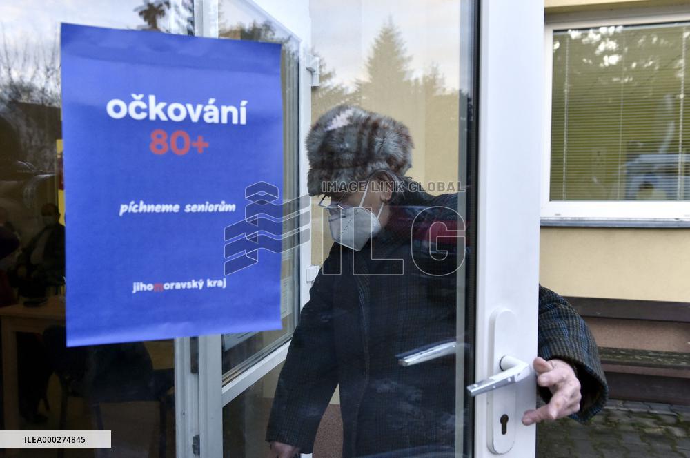 Vaccination of people aged over 80 against coronavirus