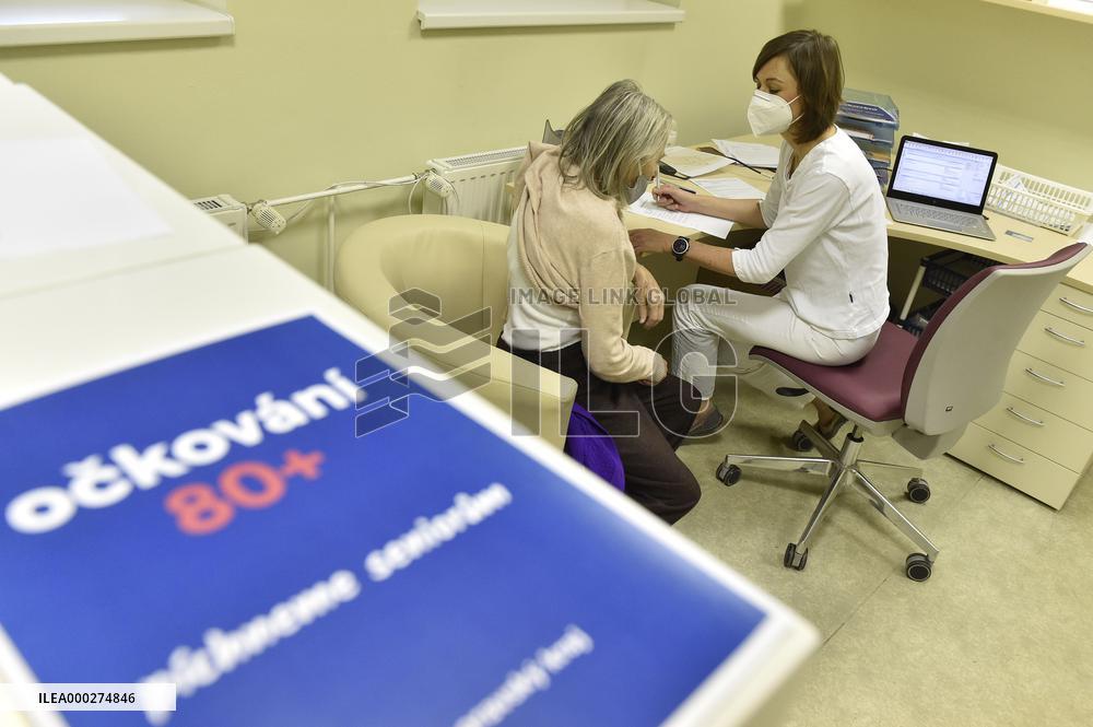 Vaccination of people aged over 80 against coronavirus