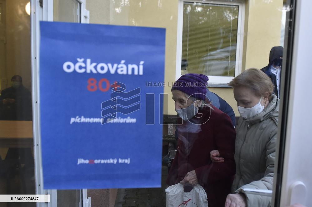 Vaccination of people aged over 80 against coronavirus