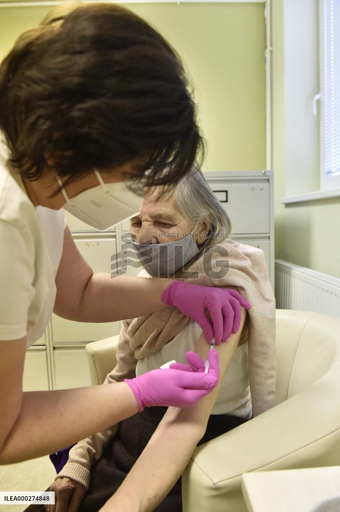 Vaccination of people aged over 80 against coronavirus