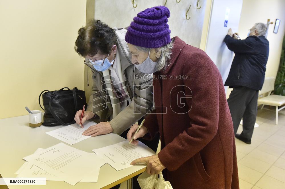 Vaccination of people aged over 80 against coronavirus