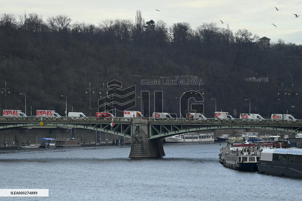 cars, protest, gastronomy, coronavirus