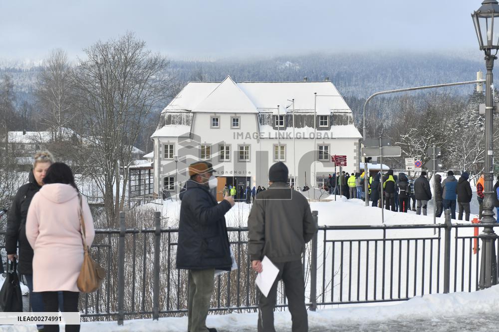 queue of commuters waiting for mandatory coronavirus tests in Bayerisch Eisenstein