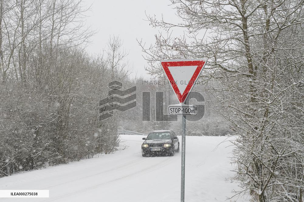 heavy snowfalls, snow, cars, weather, winter