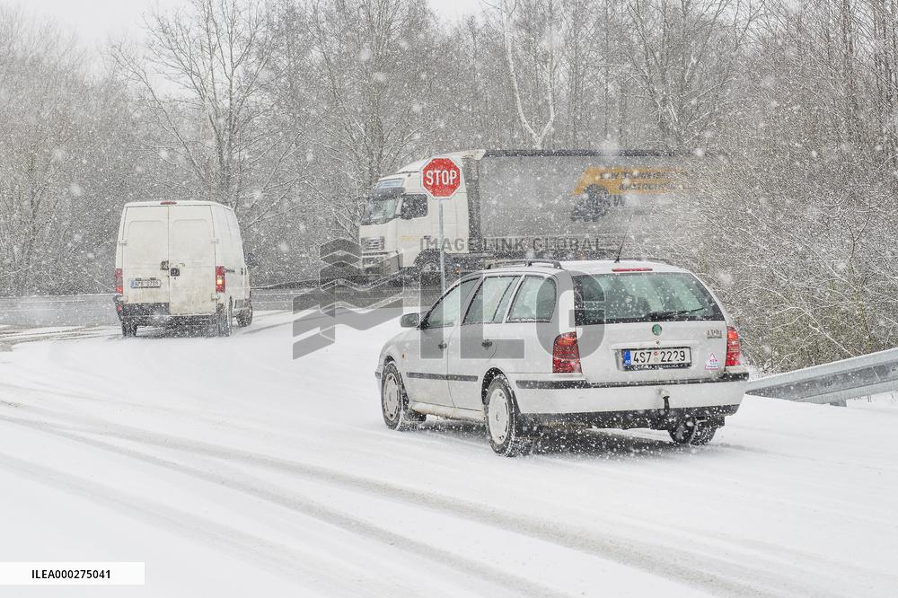 heavy snowfalls, snow, cars, weather, winter